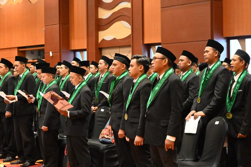 Para yudisiawan saat membacakan Ikrar Guru Profesional (Foto:Humas/Jamal Ripani)