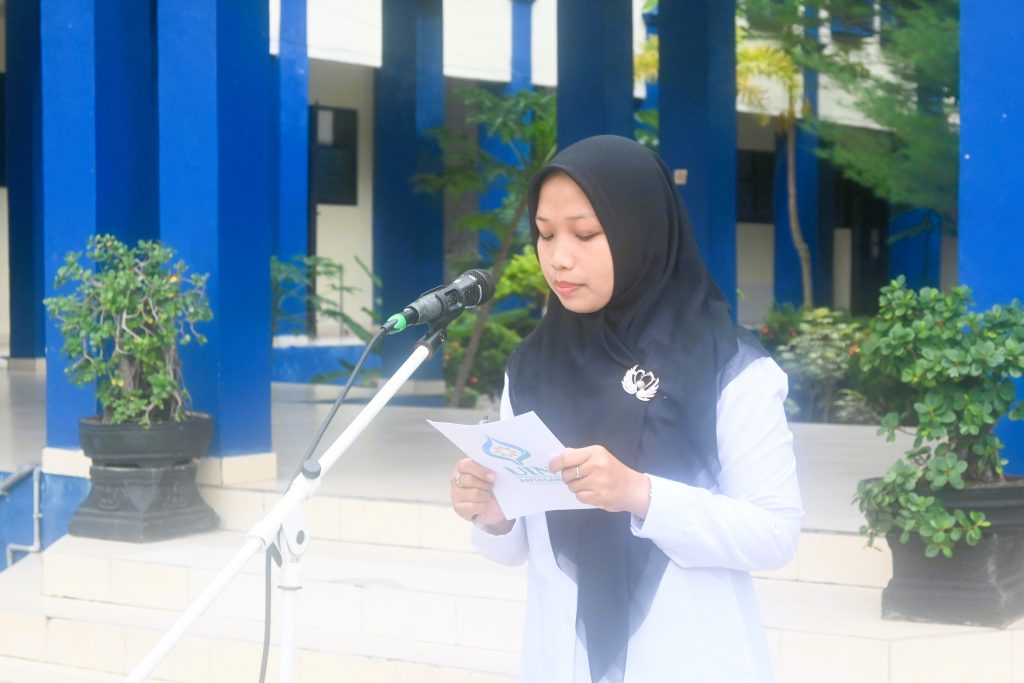 Pegawai Bagian Umum Anisa Juniarti, S.Kom. saat memandu jalannya apel (Foto:Humas/Jamal Ripani)