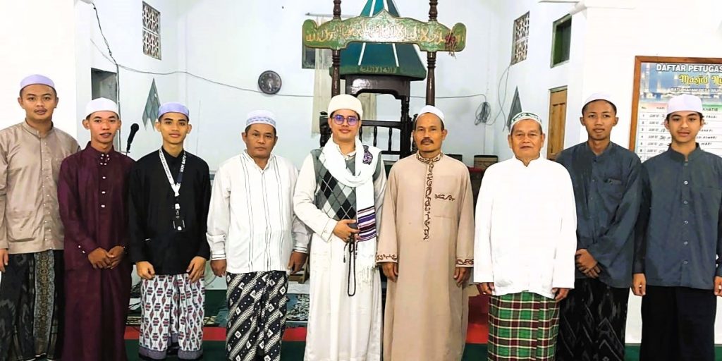 Pengurus masjid saat berfoto bersama DPL dan Penceramah.