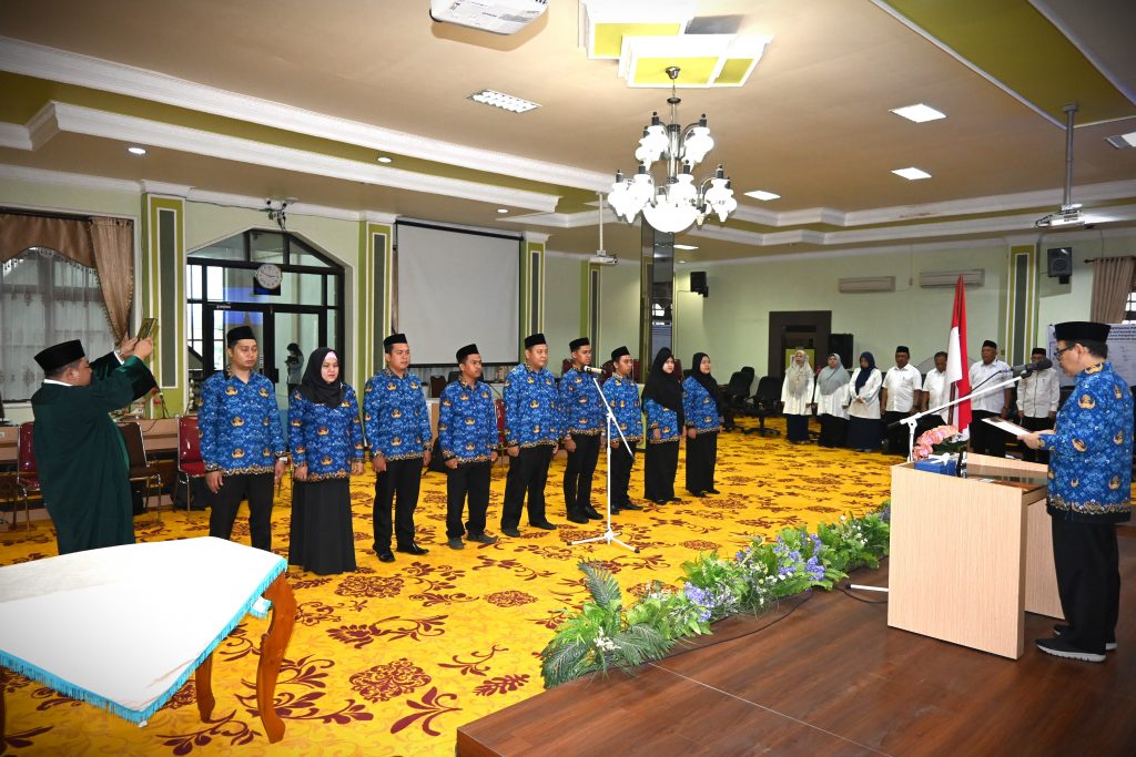 Proses pengambilan sumpah jabatan 9 PPPK baru oleh Rektor UIN Antasari (Foto:Humas/Achmad Magfur)