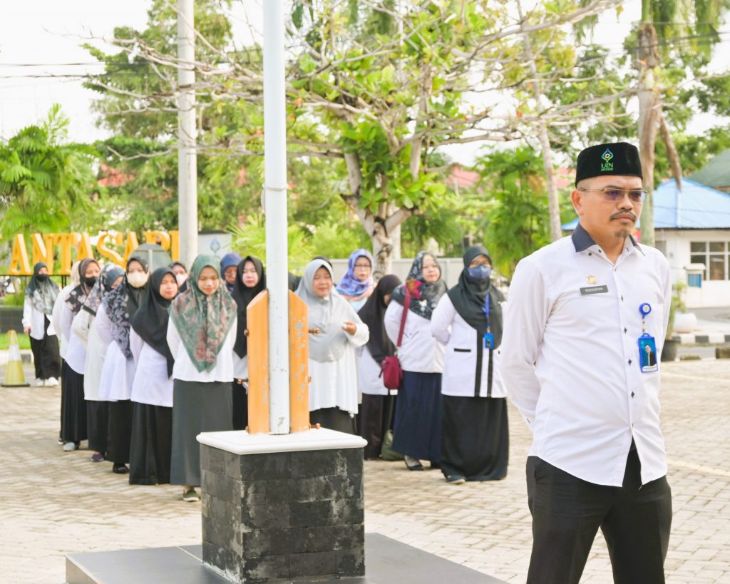 Rakhmad Rizkiansyah, S.Pd.I., S.A.P., M.Pd., M.A. saat tampil lugas memimpin apel mingguan (Foto:Humas/Jamal Ripani)