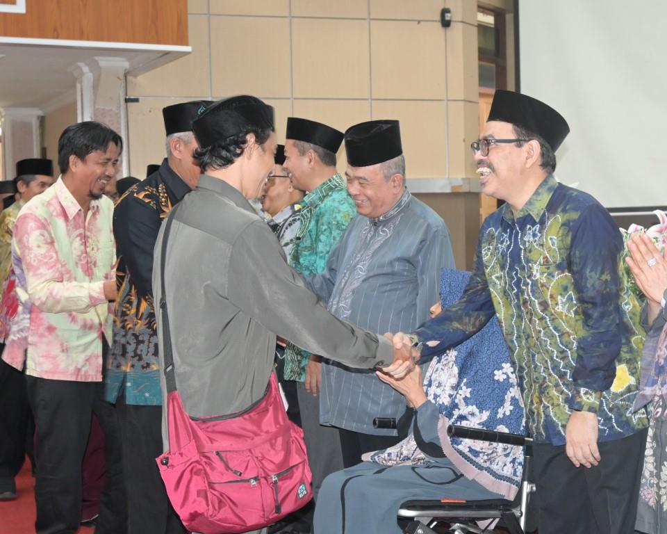 Rektor Prof. Dr. H. Mujiburrahman, M.A. berhalalbihalal dengan seluruh pegawai UIN Antasari (Foto Humas Jamal Ripani) - Copy