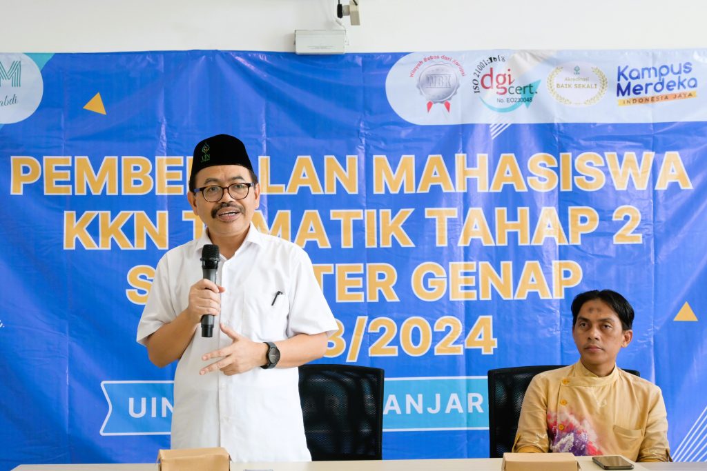 Rektor UIN Antasari Prof. Dr. H. Mujiburrahman, M.A. saat memberikan arahan (Foto:Humas/Achmad Magfur)