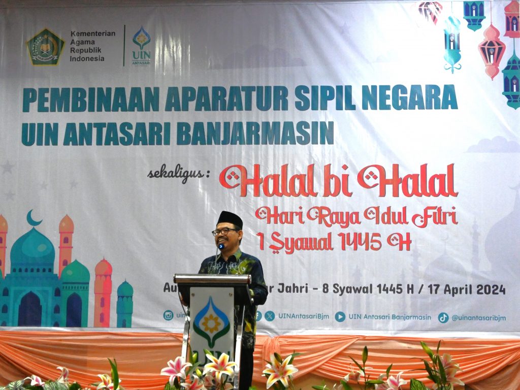 Rektor UIN Antasari Prof. Dr. H. Mujiburrahman, M.A. saat memberikan arahan di Halalbihalal 1445 H (Foto:Humas/Baiti Rahmi)