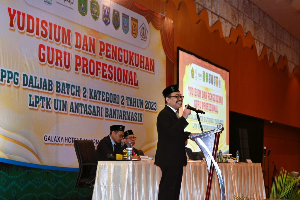 Rektor UIN Antasari Prof. Dr. H. Mujiburrahman, M.A. saat memberikan sambutan sekaligus orasi ilmiah (Foto:Humas/Jamal Ripani)