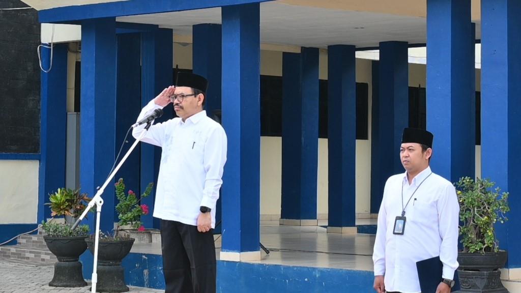 Rektor UIN Antasari Prof. Dr. H. Mujiburrahman, M.A. saat menjadi pembina apel bulanan, 01 April 2024 (Foto Humas Jamal Ripani) - kompres