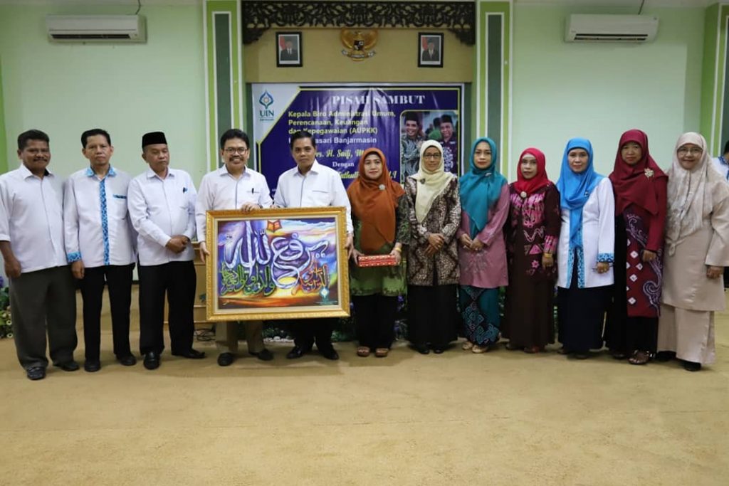 Rektor bersama almarhum Drs. H. Saifi, M.Pd. usai melepas jabatan Karo AUPKK di 2019.