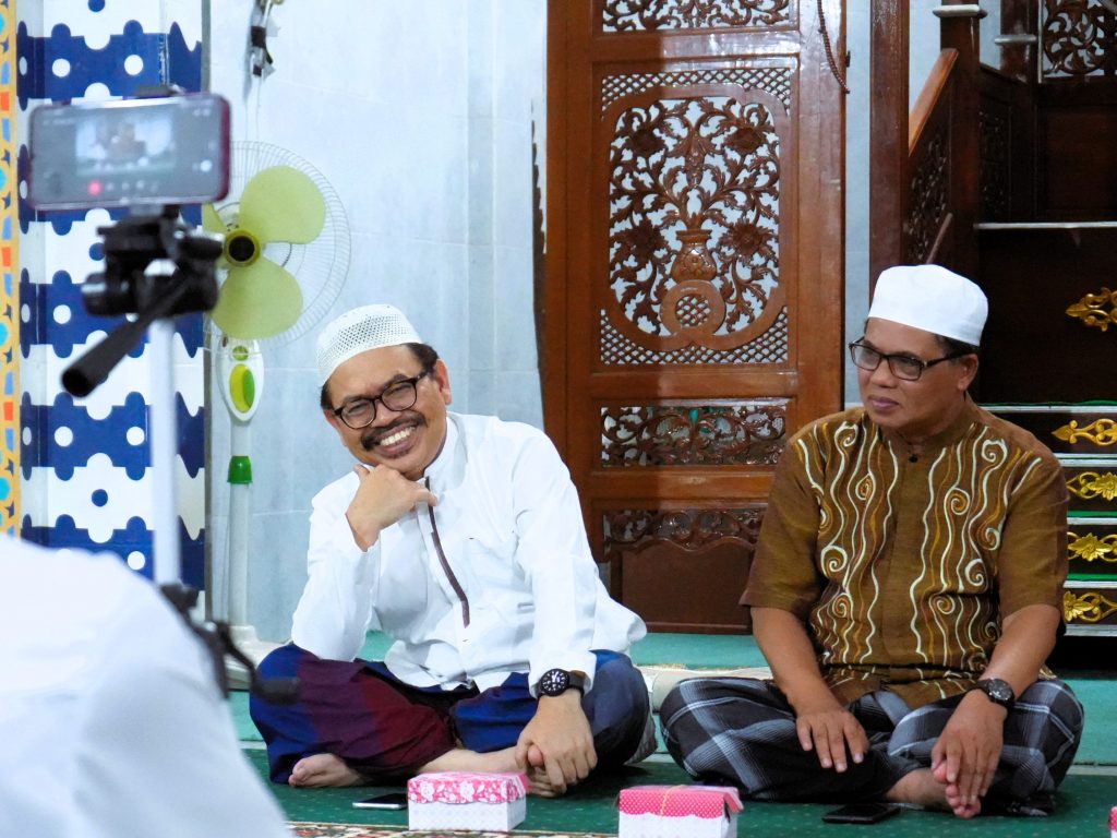 Rektor bersama almarhum Karo Saifi saat menghadiri penutupan program ma'had (Foto:Humas/Baiti Rahmi)