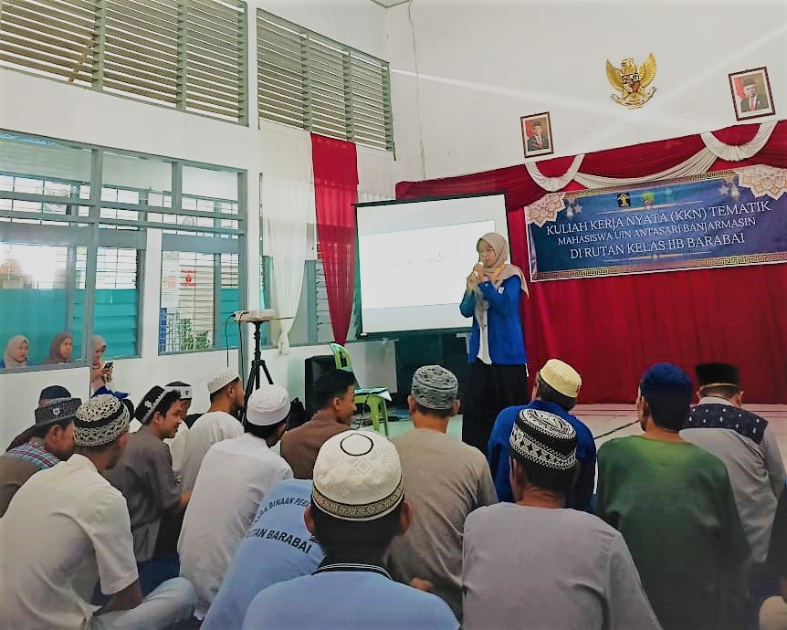 Syahma Azzahra, mahasiswi KKN UIN Antasari saat memberikan pembelajaran Bahasa Arab di Rutan Barabai.