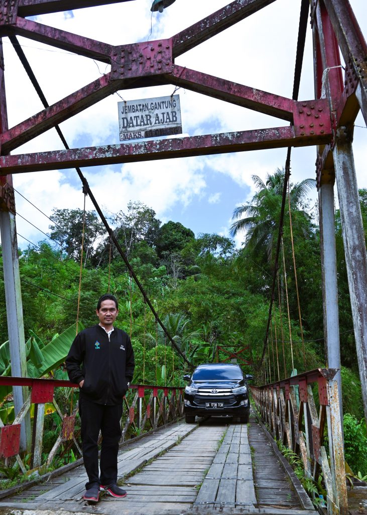 Tim LP2M UIN Antasari saat mencoba melewati jalur baru ke Hinas Kanan dari Hantakan (Foto:Humas/Achmad Magfur)