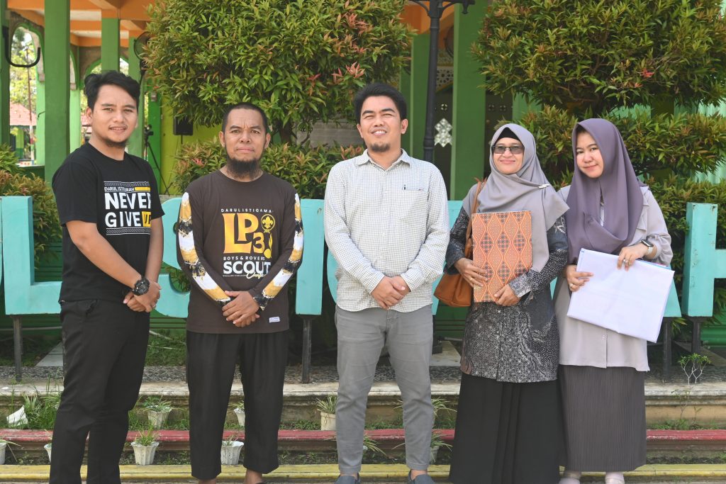 Tim Sosialisasi PMB UIN Antasari saat berfoto bersama Dewan Guru Ponpes Darul Istiqamah Putra (Foto:Humas/Jamal Ripani)