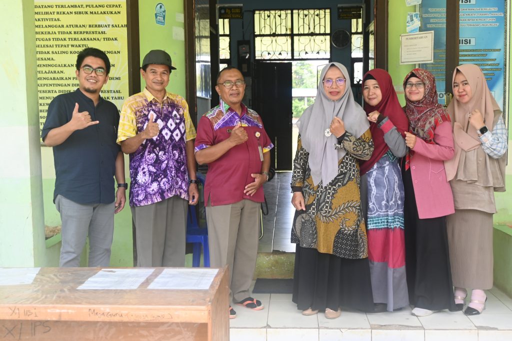 Tim Sosialisasi PMB UIN Antasari saat berfoto bersama dengan dewan guru SMAN 1 Awayan (Foto:Humas/Jamal Ripani)
