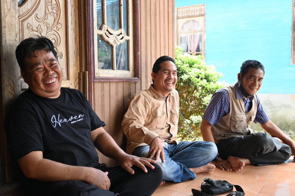 Tokoh Masyarakat Paramasan Atas Saripudin saat ceria dengan kunjungan Tim Monitoring KKN UIN Antasari (Foto:Humas/Achmad Magfur)