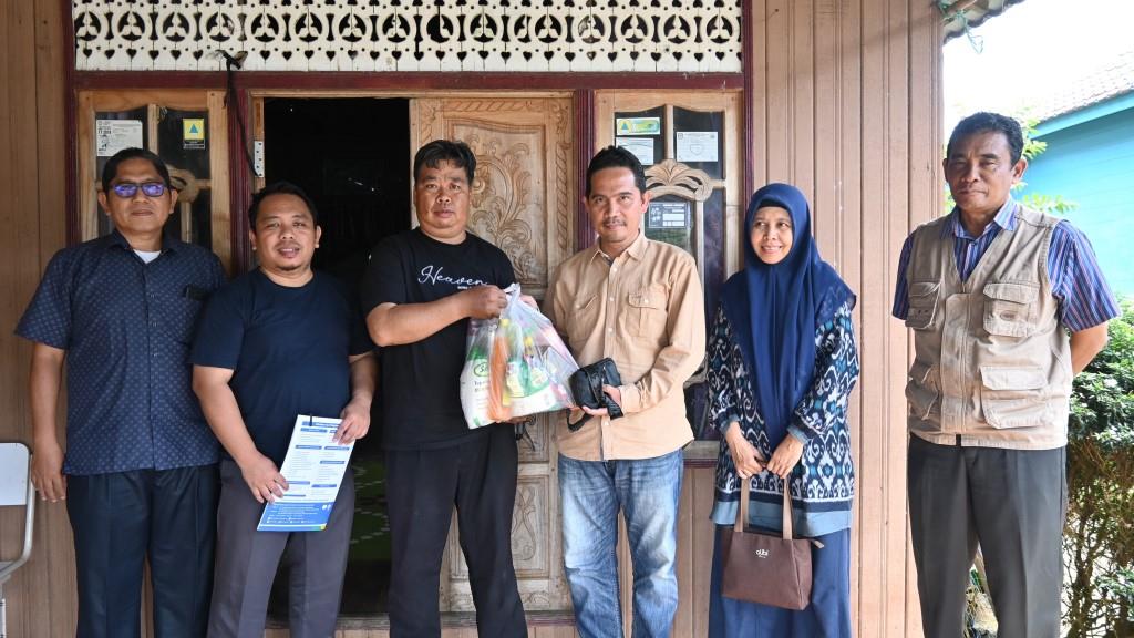 Tokoh Masyarakat Paramasan Atas Saripudin saat menerima bantuan dari UIN Antasari (Foto Humas Achmad Magfur) - kompres
