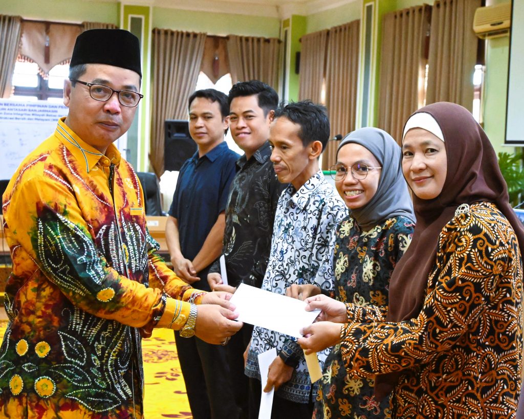 Wakil Rektor UIN Antasari Bidang AUPK Dr. H. Akhmad Sagir, M.Ag. saat menyalurkan bantuan UPZ (Foto:Ananda Shafira Triadi)