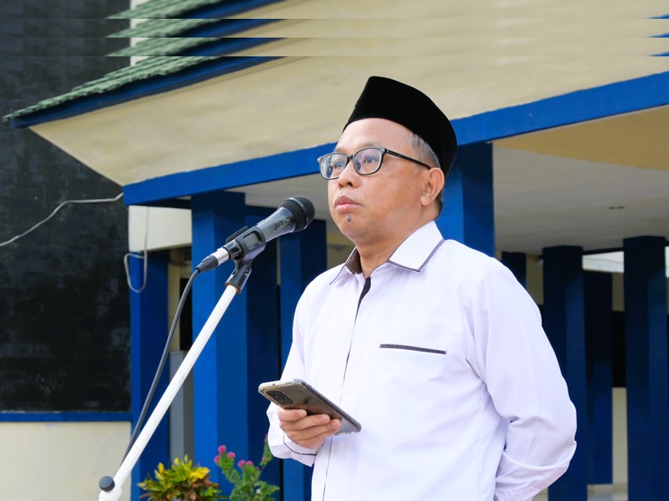 Wakil Rektor UIN Antasari Bidang Kerja Sama dan Kemahasiswaan Dr. Irfan Noor, M.Hum. saat memberikan amanat di Apel Mingguan, 22 April 2024 (Foto Humas Jamal Ripani)