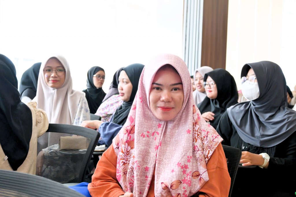 Yusina Irawati, Mahasiswi Prodi S-1 Hukum Ekonomi Syariah yang bersiap mengikuti KKN (Foto:Humas/Achmad Magfur)