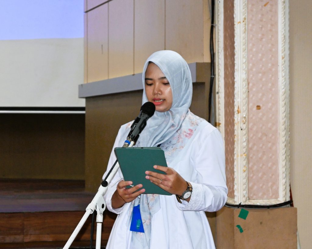 Agustina Ambar Pertiwi, M.Pd. saat memandu jalannya acara pembukaan (Foto:Humas/Jamal Ripani)