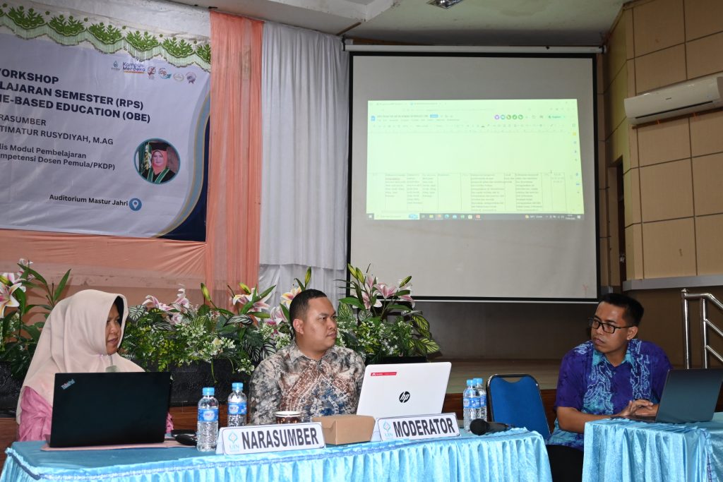 Ardian Trio Wicaksono, S.Si., S.Pd., M.Pd. (kanan) saat mengkonsultasikan hasil presentasi RPS (Foto:Humas/Achmad Magfur)