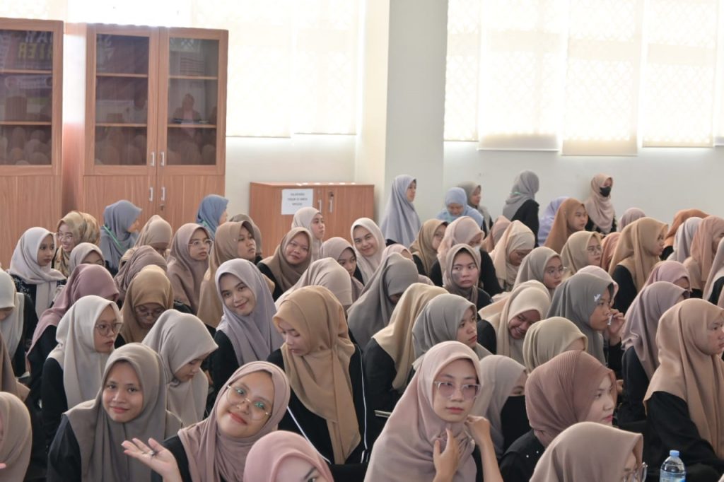 Banyak mahasantriwati yang mengikuti Seminar Karier (Foto:Humas/Achmad Magfur)