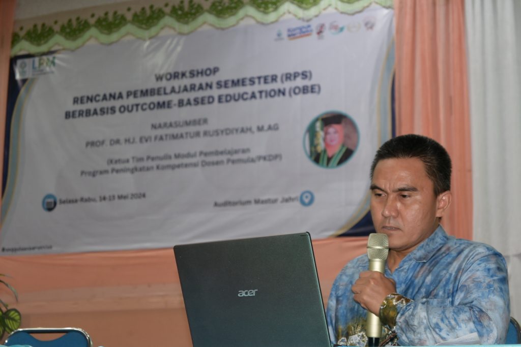 Dr. Norhidayat, S.Ag., M.A. saat mempresentasikan RPS yang dibuat (Foto:Humas/Achmad Magfur)