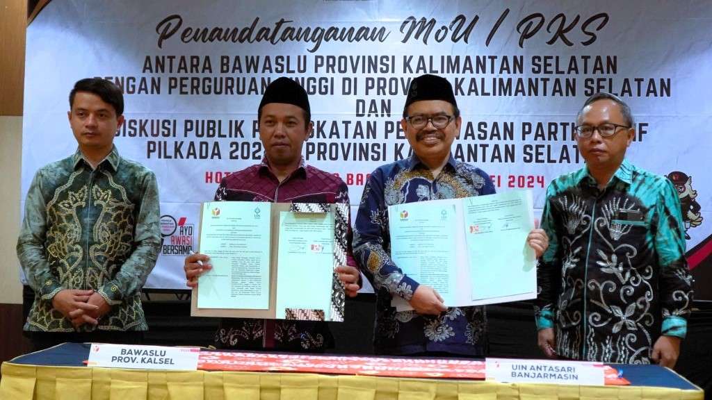 Foto bersama Bawaslu Kalsel dengan Rektor UIN Antasari usai Penandatanganan MoU (Foto Humas Rudy Hermawan)