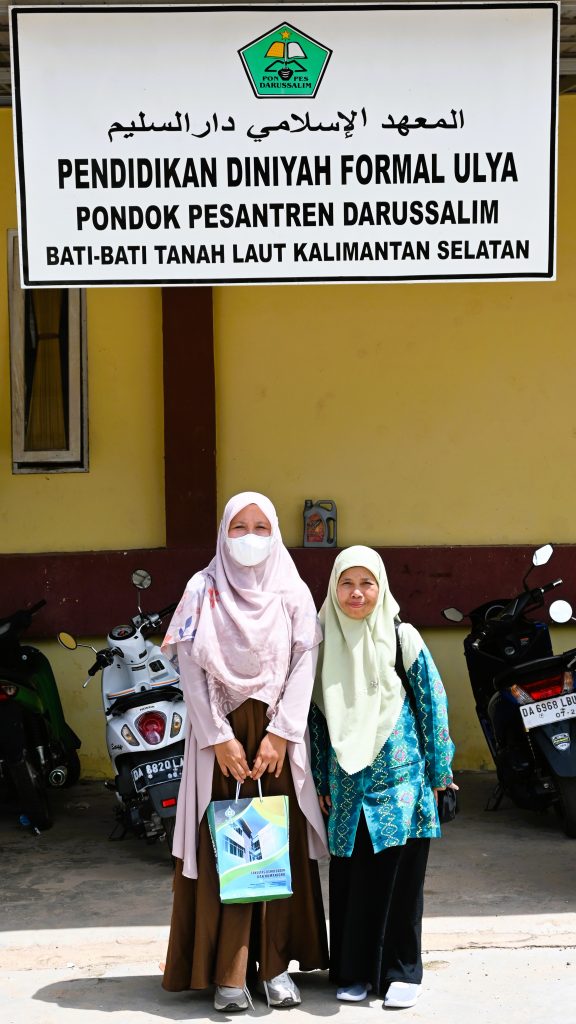 Foto bersama Husnul Khatimah, M.Ag.dan Hj. Siti Fatimah, S.Sos., M.Pd.I. di Ponpes Darussalim Bati-Bati (Foto:Humas/Jamal Ripani)