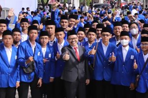 Foto bersama Rektor UIN Antasari dengan para mahasiswa baru (Foto Humas Yulida Rifani) - kompres