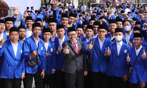 Foto bersama Rektor UIN Antasari dengan para mahasiswa baru (Foto Humas Yulida Rifani) - kompres