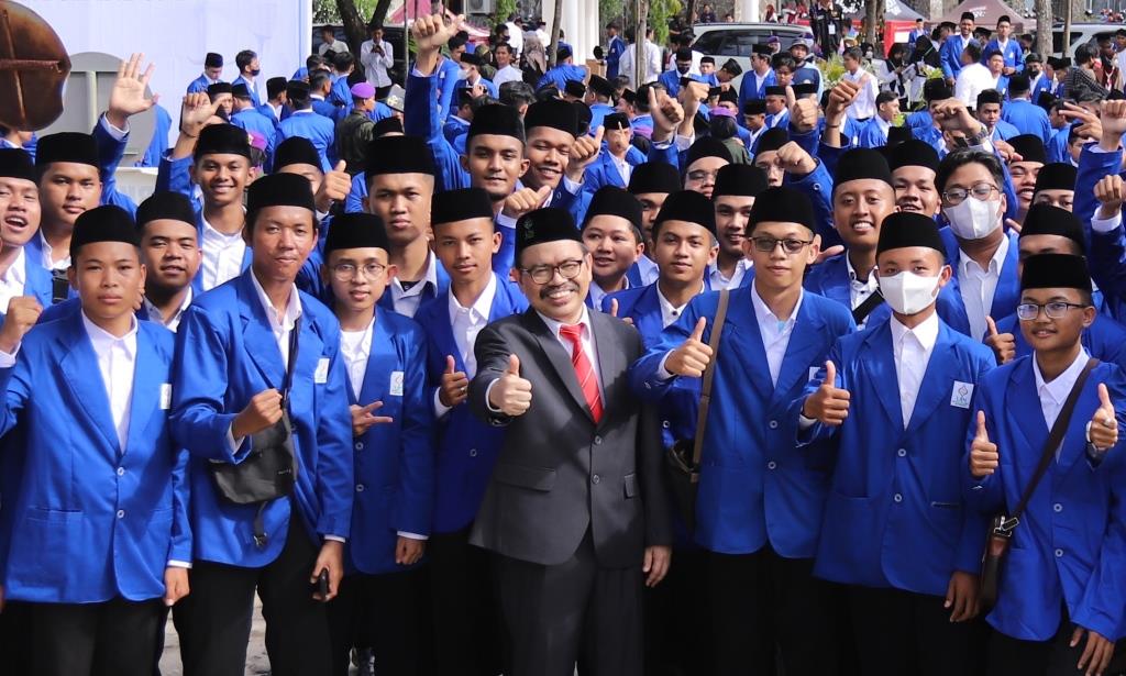 Foto bersama Rektor UIN Antasari dengan para mahasiswa baru (Foto Humas Yulida Rifani) - kompres