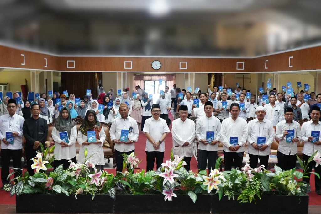 Foto bersama Rektor bersama Ketua Senat dan jajaran pimpinan UIN Antasari saat peluncuran buku Pendidikan Era Digital (Foto:Humas/Rudy Hermawan)