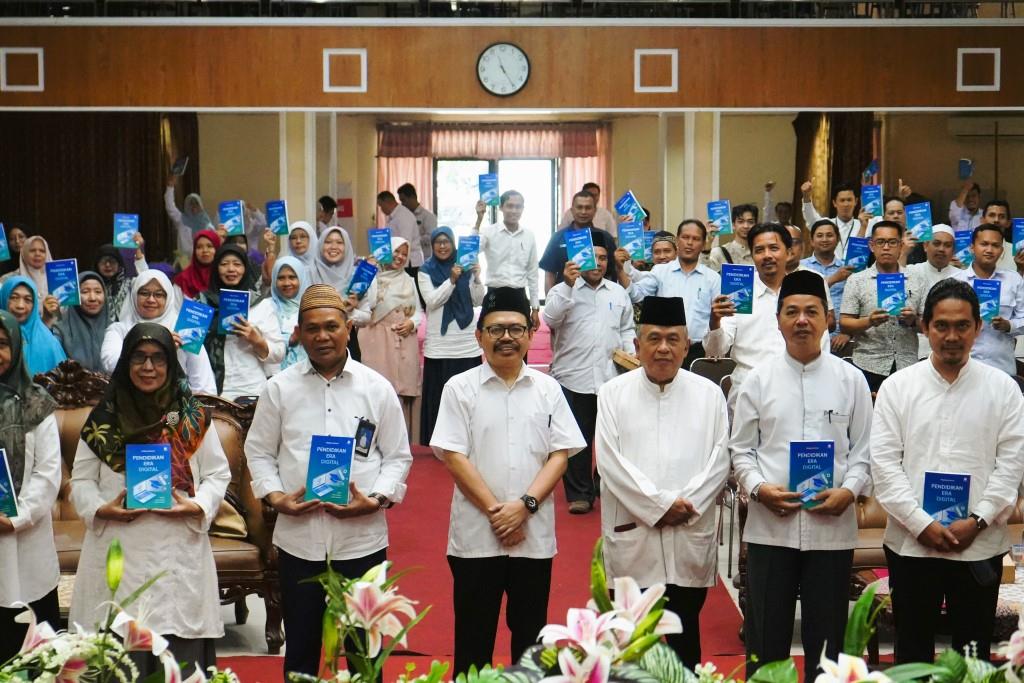 Foto bersama Rektor dengan Ketua Senat dan pimpinan UIN Antasari saat peluncuran buku Pendidikan Era Digital (Foto Humas Rudy Hermawan)