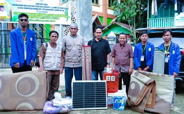Foto bersama Tim LP2M, DPL, dan para mahasiswa bersama perlengkapan bantuan solar sel.