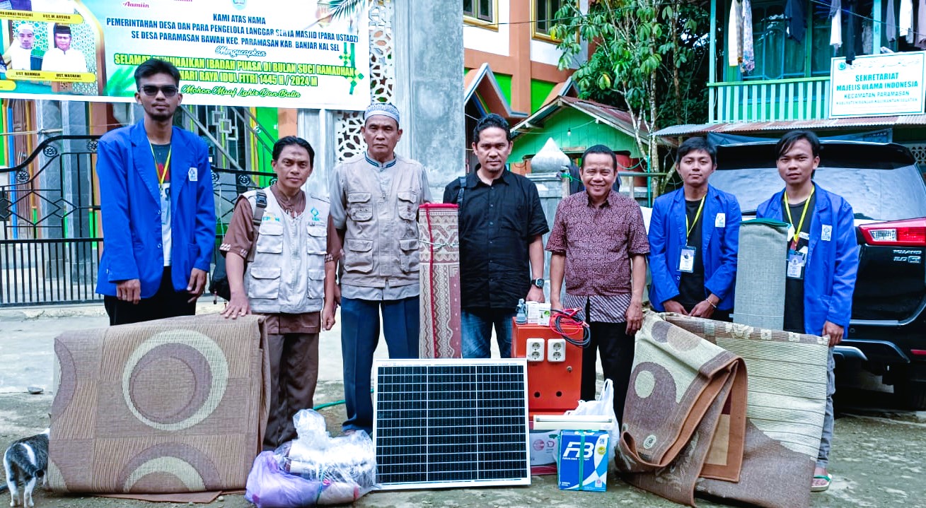 Foto bersama Tim LP2M, DPL, dan para mahasiswa bersama perlengkapan bantuan solar sel.