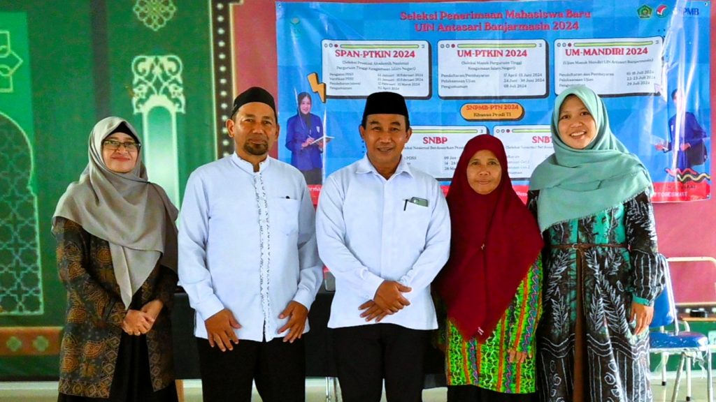 Foto bersama Tim Sosialisasi UIN Antasari dengan dua guru MA Darul Azhar (Foto:Humas/Jamal Ripani)