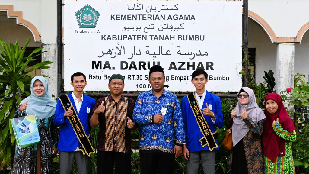 Foto bersama Tim Sosialisasi dengan Kepala MA Darul Azhar Tanah Bumbu (Foto:Abdi Rif'an Husna)