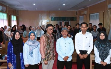 Foto bersama panitia dan narasumber dan para peserta Lokakarya Medpen Mahasiswa 2024 (Foto Humas Jamal Ripani)