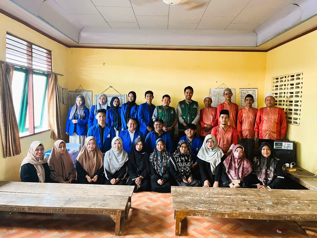 Foto bersama pengurus KSPM Antasari dengan pengurus Baznas Kalsel dan Dewan Guru TPA Darul Muttaqien.