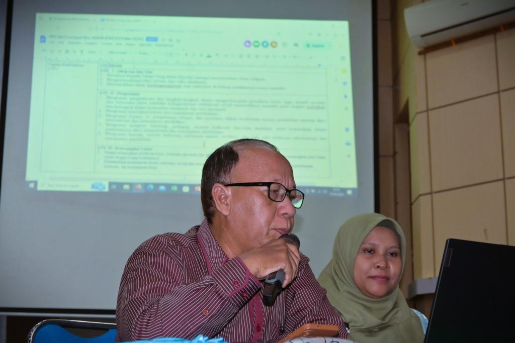 H. Muhniansyah, M.Pd. dan Sri Anafarhanah, S.E.I., M.M. saat mempresentasikan RPS yang dibuat (Foto:Humas/Achmad Magfur)