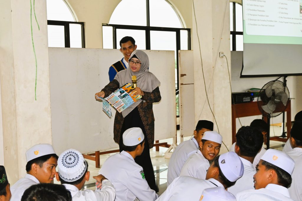 Hj. Nahed Nuwairah, M.H.I. saat membagikan brosur UIN Antasari di MA Darul Azhar (Foto:Humas/Jamal Ripani)
