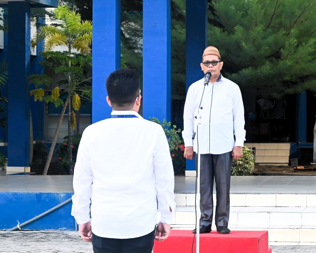 Karo AUPKK UIN Antasari Dr. H. Adnan Nota, M.A. saat menjadi pembina Apel Mingguan (Foto:Humas)