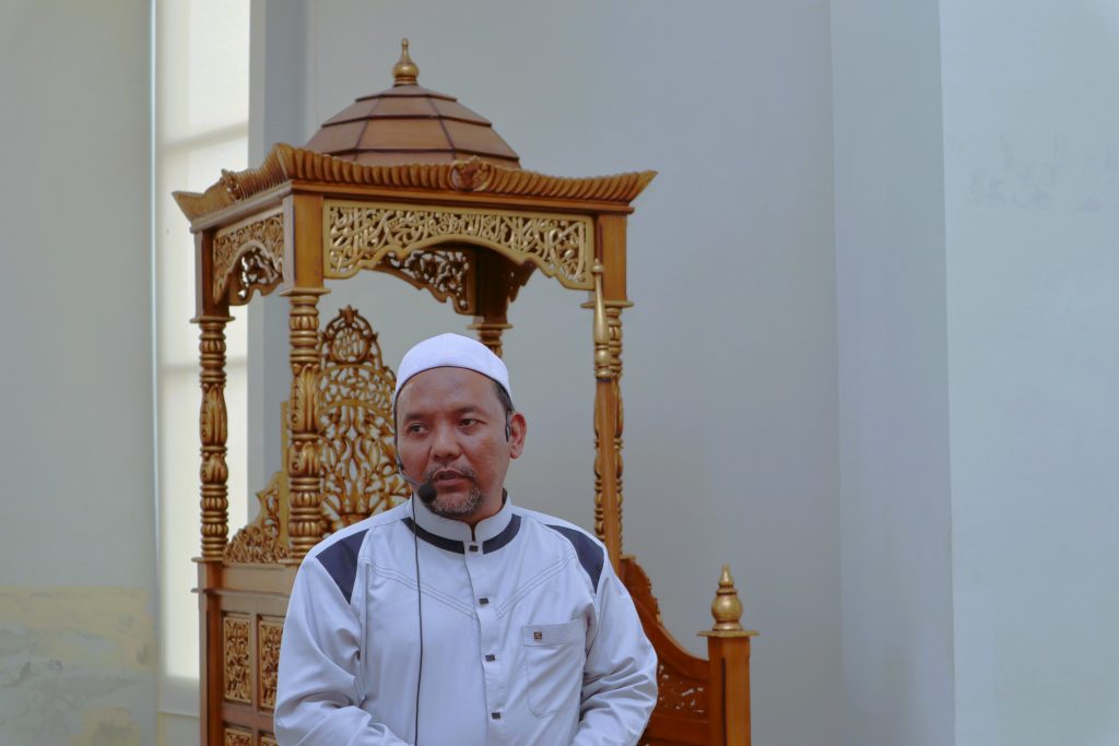 Kepala UPT Mahad Al-Jamiah UIN Antasari Dr. Hairul Hudaya, M.Ag. saat menyampaikan laporan panitia (Foto:Humas/Achmad Magfur)