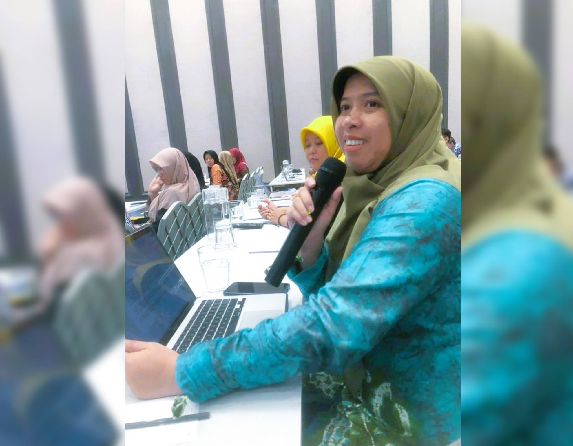 Koordinator Pusat Humas dan Keterbukaan Informasi UIN Antasari Noor Hasanah, M.A. saat ikut aktif berdiskusi di Bimtek Sosialisasi UM-PTKIN 2024 - Copy 2