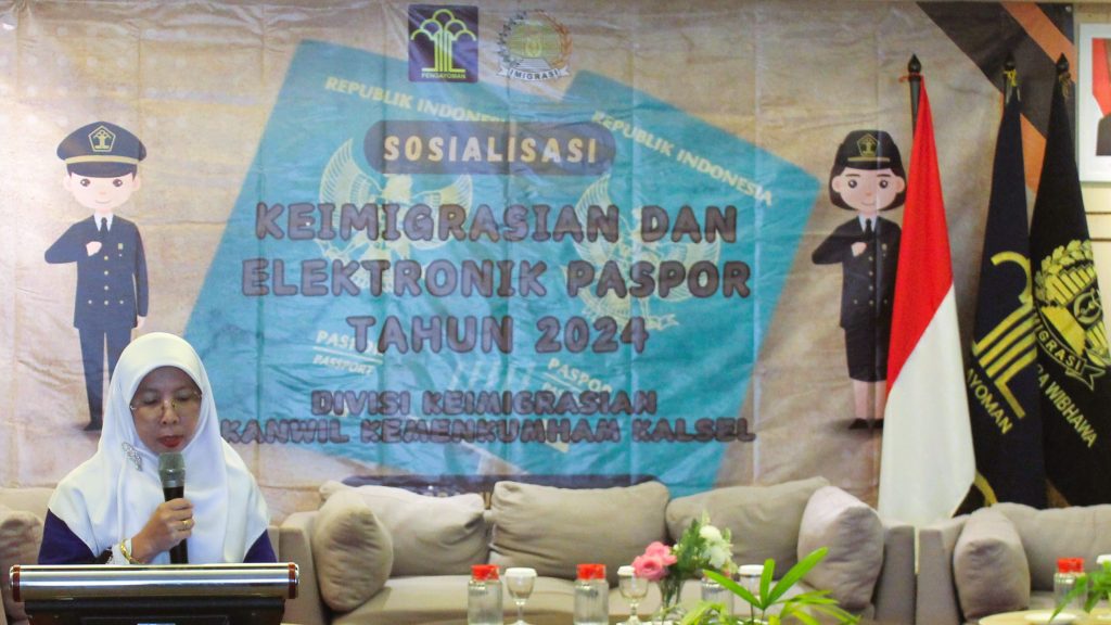 Koordinator Pusat Kerja Sama dan Hubungan Internasional UIN Antasari Nani Hizriani, M.A. saat memberikan sambutan (Foto:Kemenkumham Kalsel)