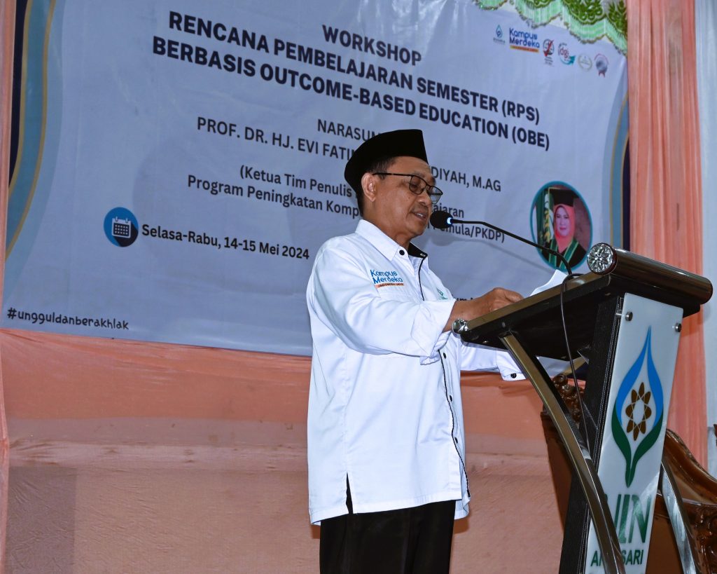 Koordinator Pusat Pengembangan Kurikulum dan Integrasi Ilmu Dr. H. Muhdi, M.Ag. saat menyampaikan laporan (Foto:Humas/Jamal Ripani)