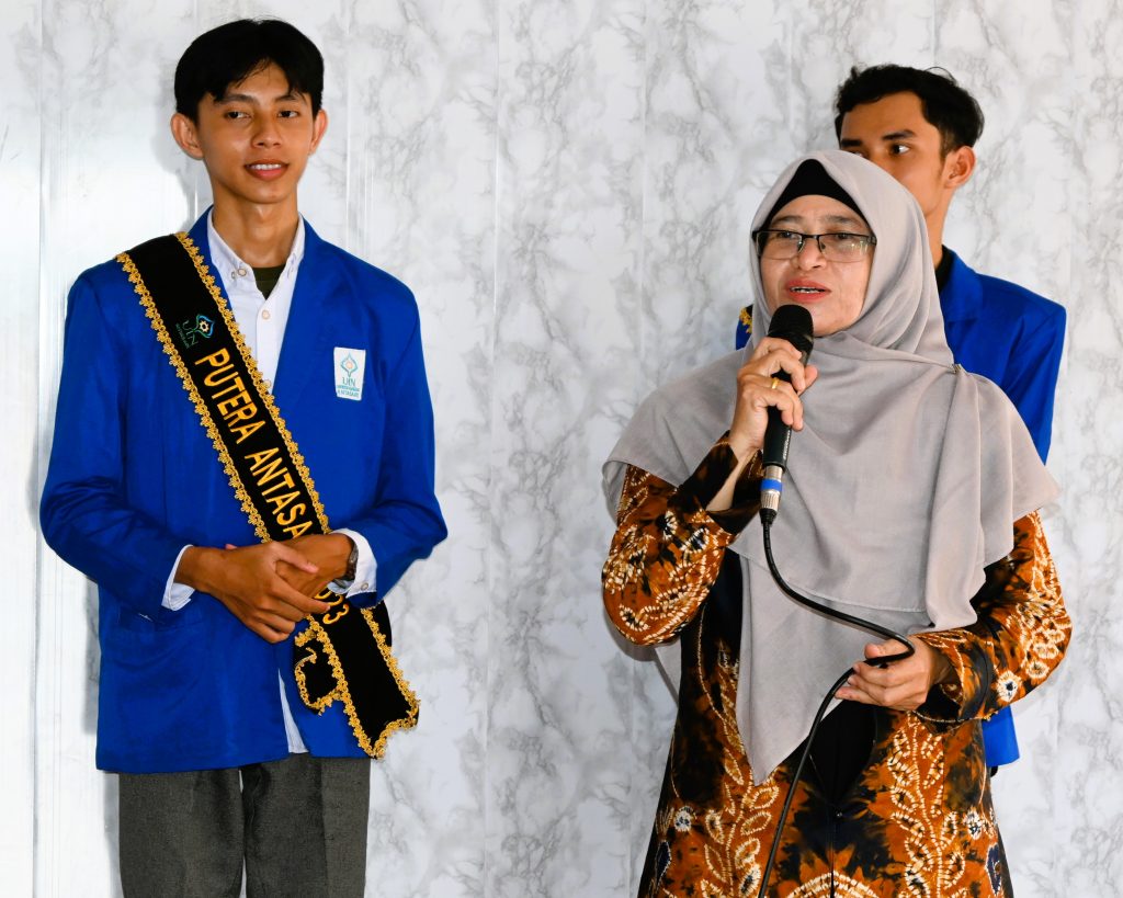 Koordinator Pusat Promosi dan PMB UIN Antasari Hj. Nahed Nuwairah, M.H.I. saat berkunjung ke Ponpes Darussalim Bati-Bati (Foto:Humas/Jamal Ripani)