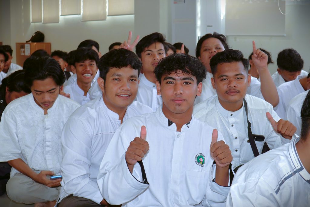 Para mahasantri saat gembira menuntaskan program mahad (Foto:Humas/Achmad Magfur)