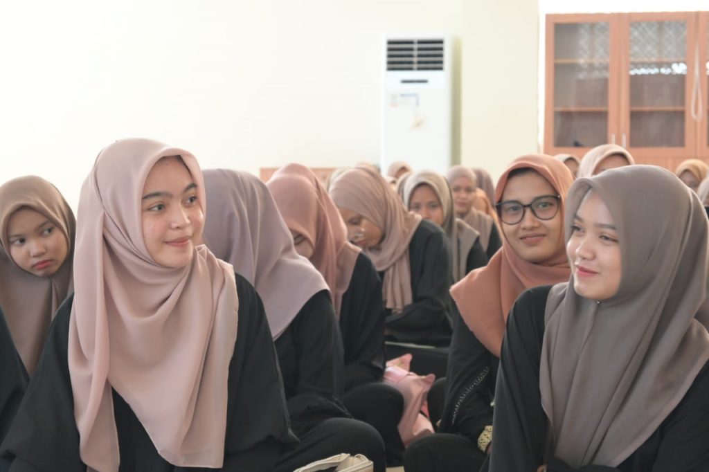 Para mahasantriwati saat ceria mengikuti Seminar Karier (Foto:Humas/Achmad Magfur)