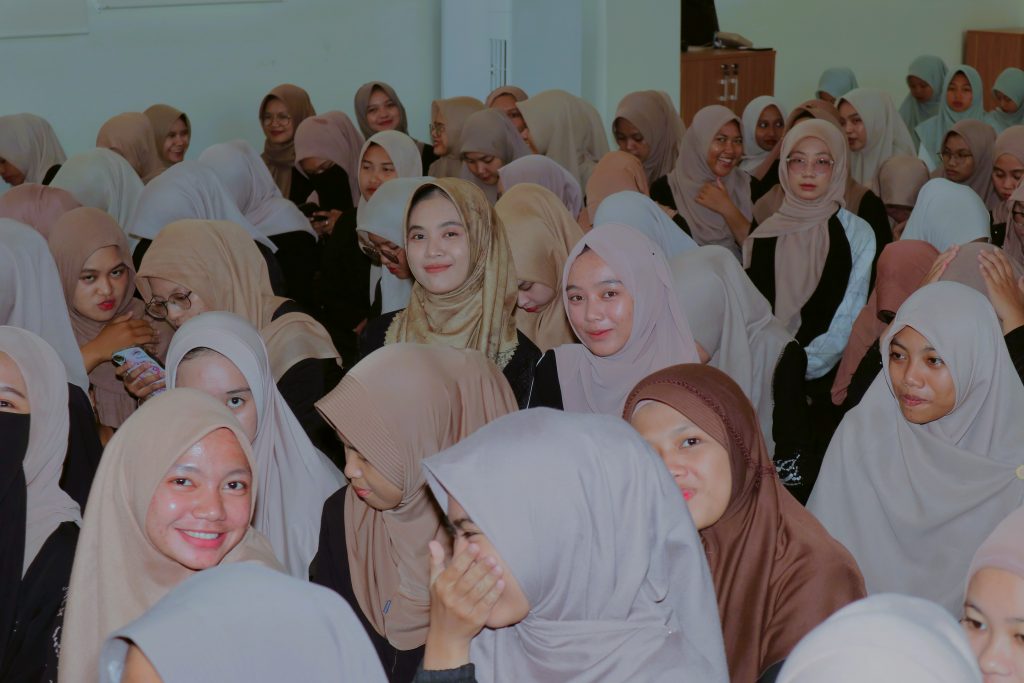 Para mahasantriwati saat gembira menuntaskan program pemondokan (Foto:Humas/Achmad Magfur)