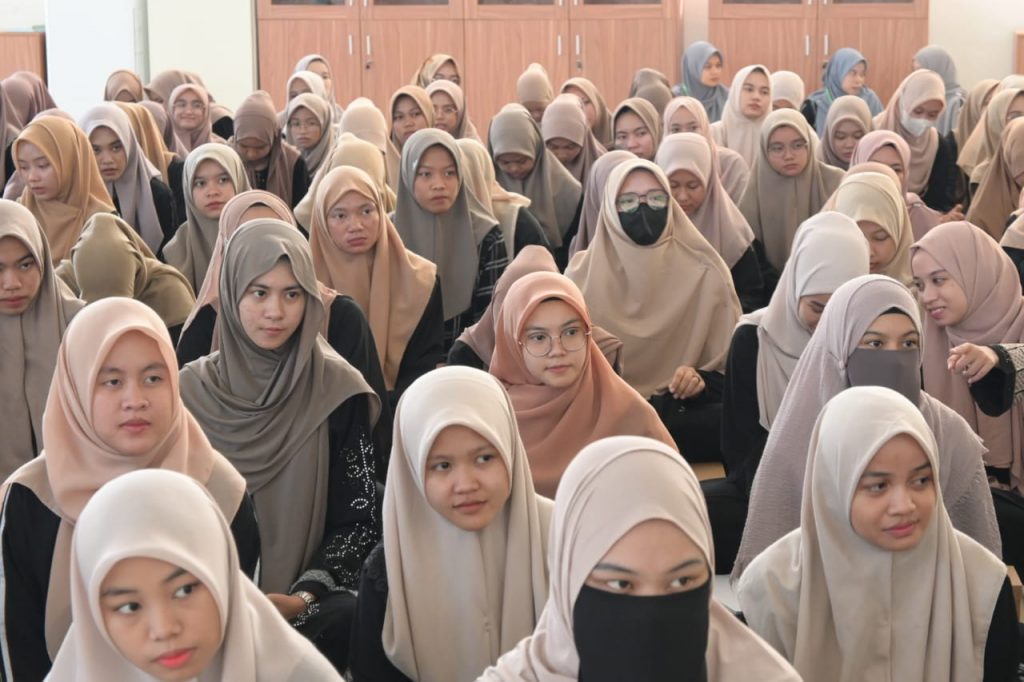 Para mahasantriwati saat serius mengikuti Seminar Karier (Foto:Humas/Achmad Magfur)